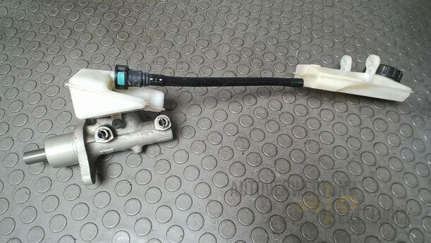 Foto: HAUPTBREMSZYLINDER eines Ford Focus C-MAX 1.6 Ti-VCT