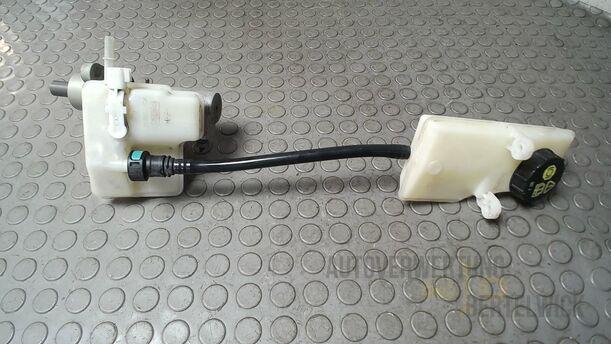 Foto: HAUPTBREMSZYLINDER eines Ford Focus C-MAX 1.6 Ti-VCT