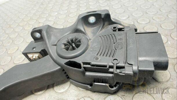 Foto: GASPEDAL ( AUTOMATIK ) eines Ford Mondeo Turnier 2.0 TDCi Aut.