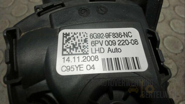 Foto: GASPEDAL ( AUTOMATIK ) eines Ford Mondeo Turnier 2.0 TDCi Aut.