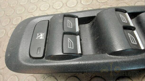 Foto: FENSTERHEBERSCHALTER VORNE LINKS eines Ford Mondeo Turnier 2.0 TDCi Aut.