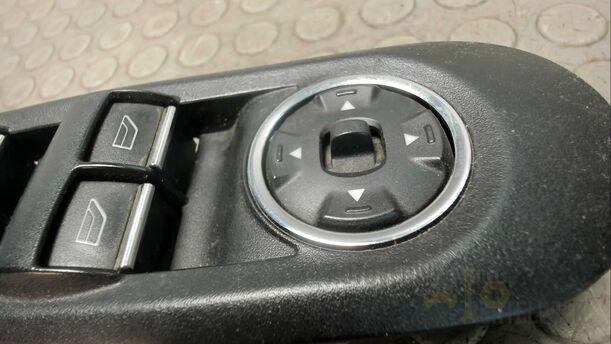 Foto: FENSTERHEBERSCHALTER VORNE LINKS eines Ford Mondeo Turnier 2.0 TDCi Aut.