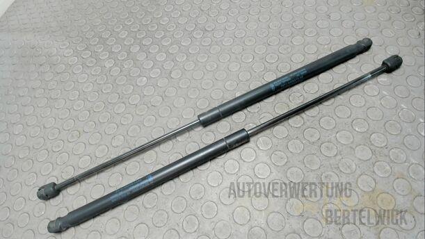 Foto: HECKKLAPPENDÄMPFERPAAR eines Ford Mondeo Turnier 2.0 TDCi Aut.