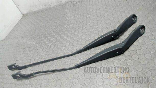 Foto: SCHEIBENWISCHERARME VORNE eines Ford Mondeo Turnier 2.0 TDCi Aut.