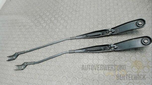 Foto: SCHEIBENWISCHERARME VORNE eines Ford Mondeo Turnier 2.0 TDCi Aut.