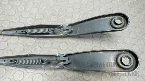 Foto: SCHEIBENWISCHERARME VORNE eines Ford Mondeo Turnier 2.0 TDCi Aut.