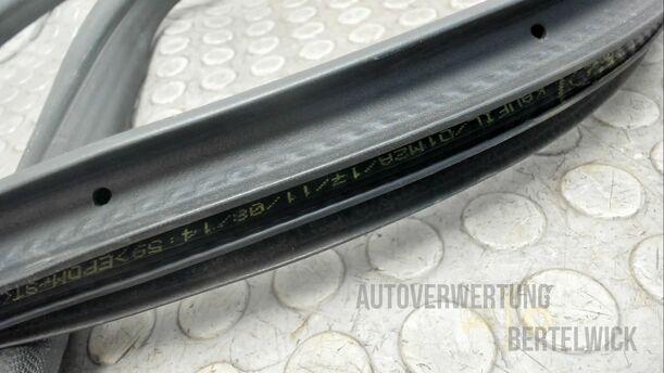Foto: TÜRDICHTUNG VORNE LINKS eines Ford Mondeo Turnier 2.0 TDCi Aut.
