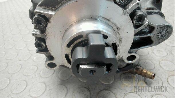 Foto: DIESELEINSPRITZPUMPE / HOCHDRUCKPUMPE eines Ford Mondeo Turnier 2.0 TDCi Aut. GL