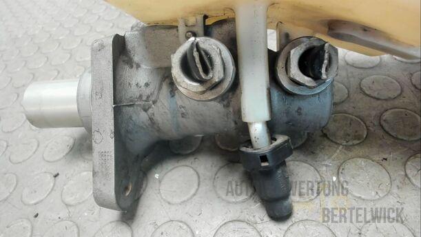 Foto: HAUPTBREMSZYLINDER eines Ford Mondeo Turnier 2.0 TDCi Aut. GL