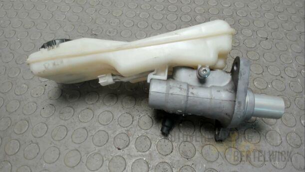 Foto: HAUPTBREMSZYLINDER eines Ford Mondeo Turnier 2.0 TDCi Aut. GL