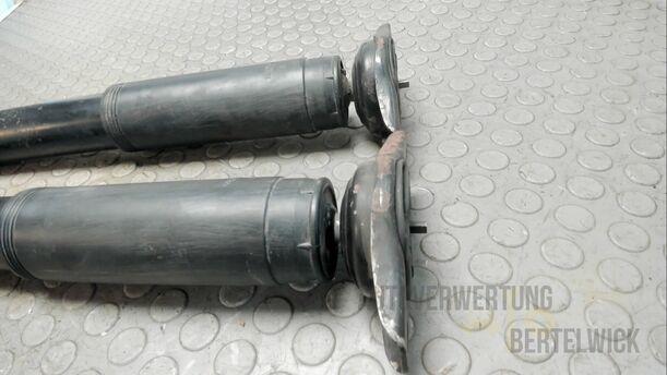 Foto: STOSSDÄMPFERPAAR eines Ford Mondeo Turnier 2.0 TDCi Aut. GL