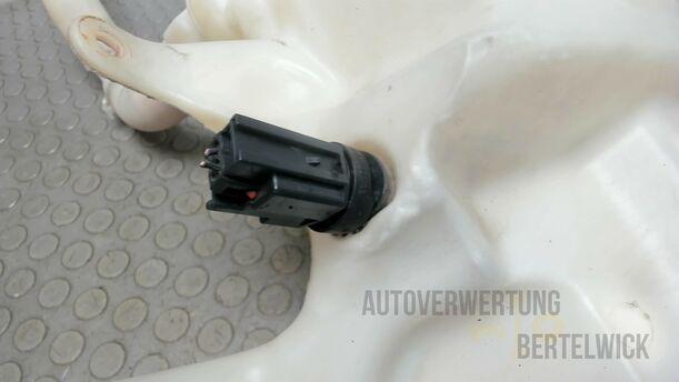 Foto: SCHEIBENWASCHBEHÄLTER eines Ford Mondeo Turnier 2.0 TDCi Aut. GL