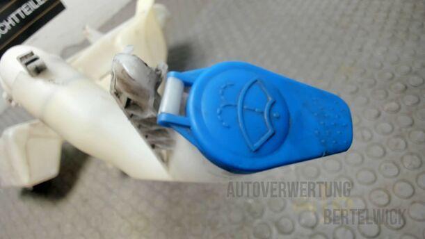Foto: SCHEIBENWASCHBEHÄLTER eines Ford Mondeo Turnier 2.0 TDCi Aut. GL