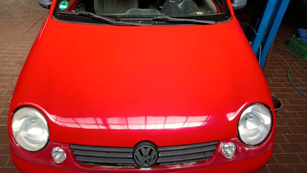 Foto: MOTORHAUBE eines VW Lupo 1.0 GL