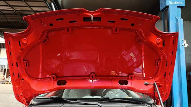 Foto: MOTORHAUBE eines VW Lupo 1.0 GL