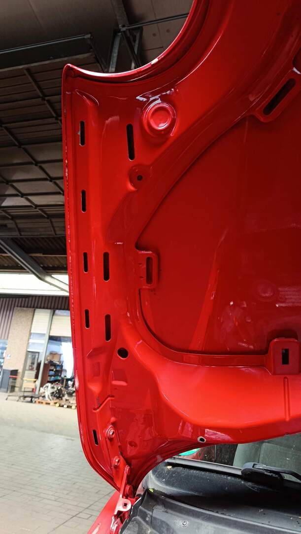 Foto: MOTORHAUBE eines VW Lupo 1.0 GL