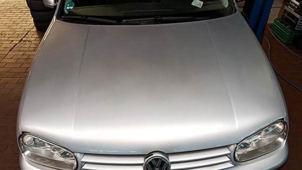 Foto: MOTORHAUBE eines VW Golf 1.4 GL