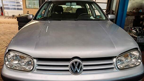 Foto: MOTORHAUBE eines VW Golf 1.4 GL