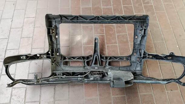 Foto: FRONTBLECH/ SCHLOSSTRÄGER ( MIT KLIMAANLAGE ) eines VW Golf 1.4 GL