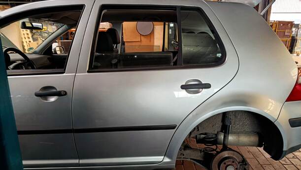 Foto: TÜR HINTEN LINKS ( LIMOUSINE ) eines VW Golf 1.4 GL