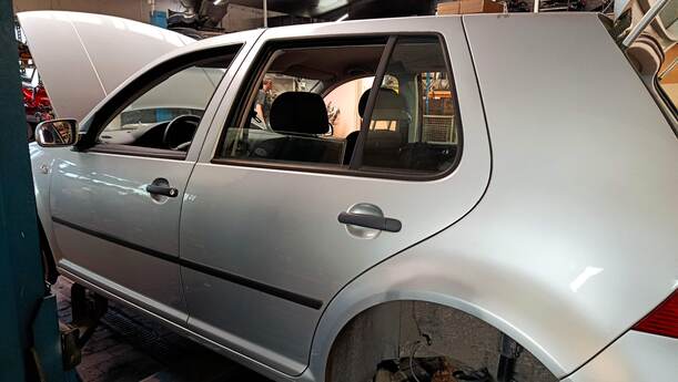 Foto: TÜR HINTEN LINKS ( LIMOUSINE ) eines VW Golf 1.4 GL