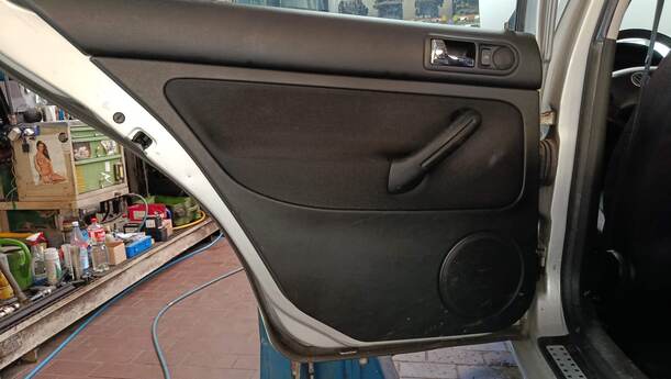 Foto: TÜR HINTEN LINKS ( LIMOUSINE ) eines VW Golf 1.4 GL