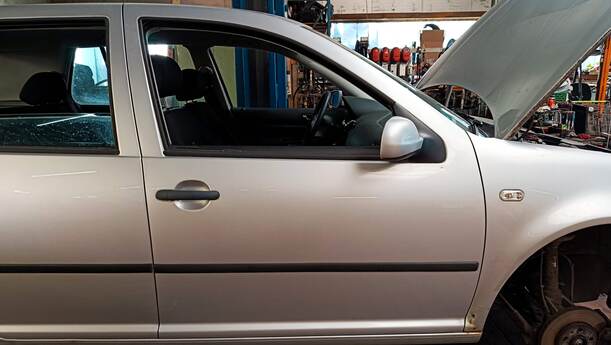 Foto: TÜR VORN RECHTS ( 4/5 TÜRER ) eines VW Golf 1.4 GL