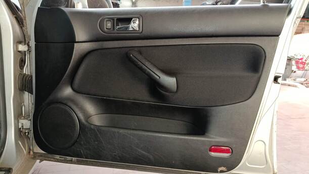 Foto: TÜR VORN RECHTS ( 4/5 TÜRER ) eines VW Golf 1.4 GL