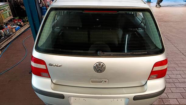 Foto: HECKKLAPPE/ HECKDECKEL ( LIMOUSINE ) eines VW Golf 1.4 GL