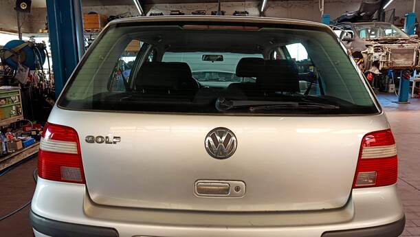 Foto: HECKKLAPPE/ HECKDECKEL ( LIMOUSINE ) eines VW Golf 1.4 GL