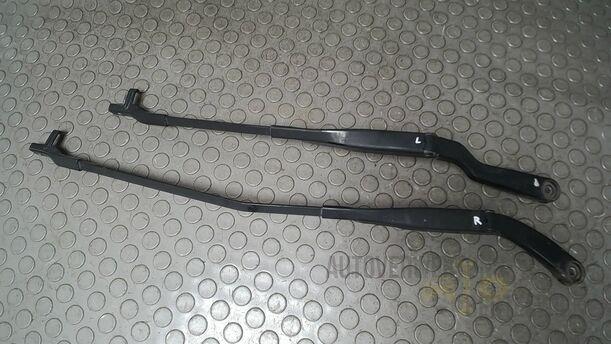 Foto: SCHEIBENWISCHERARME VORN eines VW Golf 1.4 GL