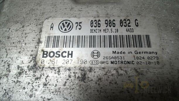 Foto: STEUERGERÄT EINSPRITZUNG/ MOTORSTEUERGERÄT eines VW Golf 1.4 GL