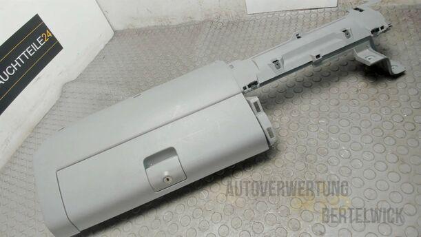 Foto: HANDSCHUHFACH eines VW Lupo 1.0 GL