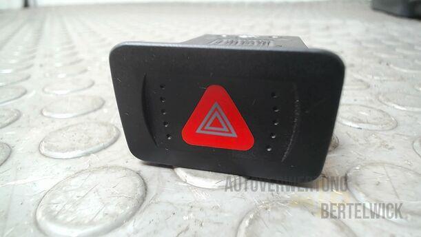 Foto: SCHALTER WARNBLINKANLAGE WARNBLINKSCHALTER eines VW Golf 1.4 GLX