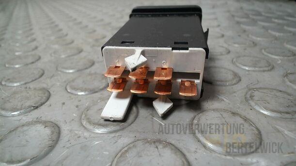 Foto: SCHALTER WARNBLINKANLAGE WARNBLINKSCHALTER eines VW Golf 1.4 GLX