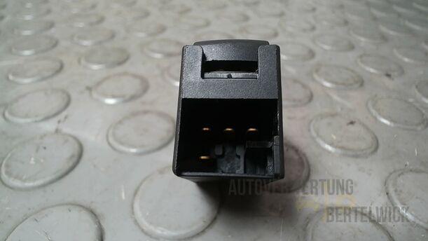 Foto: FENSTERHEBERSCHALTER eines VW Golf 1.4 GLX
