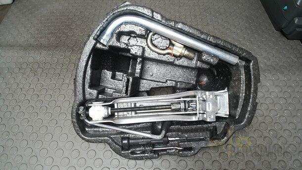 Foto: WAGENHEBER/ BORDWERKZEUG eines VW Golf 1.4