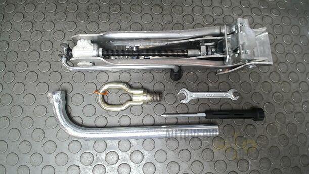 Foto: WAGENHEBER/ BORDWERKZEUG eines VW Golf 1.4