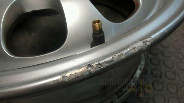 Foto: ALUFELGE 6,5X15 ET42 (BASTLER) eines BMW 316i Ghia