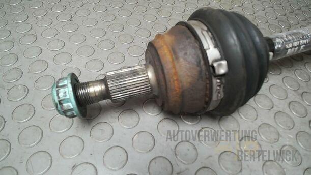 Foto: ANTRIEBSWELLE LINKS ( SCHALTGETRIEBE ) eines VW Golf 1.4 Ghia