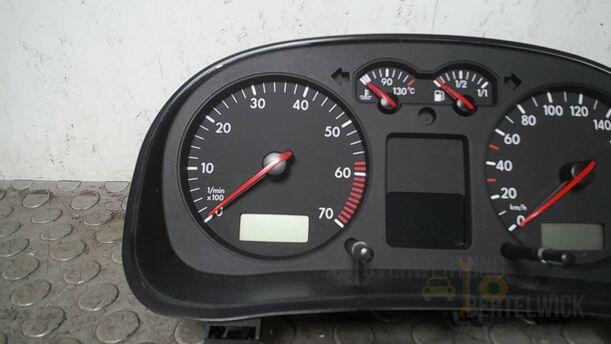 Foto: TACHOEINHEIT/ KOMBIINSTRUMENT eines VW Golf 1.4 Ghia
