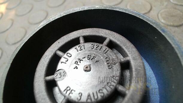Foto: DECKEL AUSGLEICHSBEHÄLTER eines VW Golf 1.4 Ghia