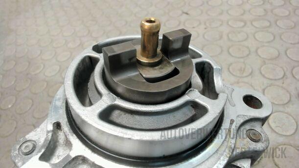 Foto: VAKUUMPUMPE / UNTERDRUCK eines Mazda MPV 2.0 TD