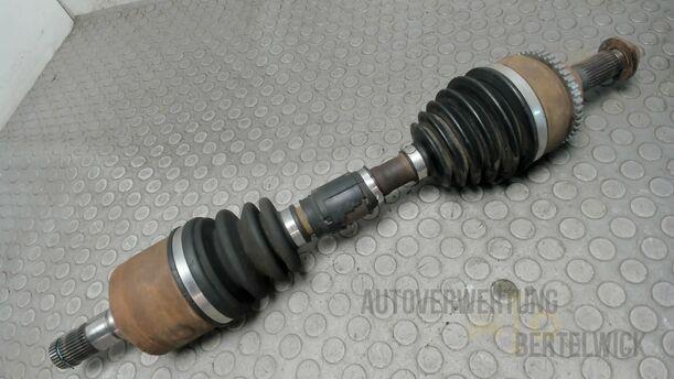 Foto: ANTRIEBSWELLE LINKS eines Mazda MPV 2.0 TD