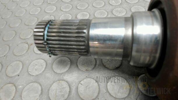 Foto: ANTRIEBSWELLE LINKS eines Mazda MPV 2.0 TD