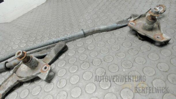 Foto: SCHEIBENWISCHERGESTÄNGE VORNE eines Mazda MPV 2.0 TD