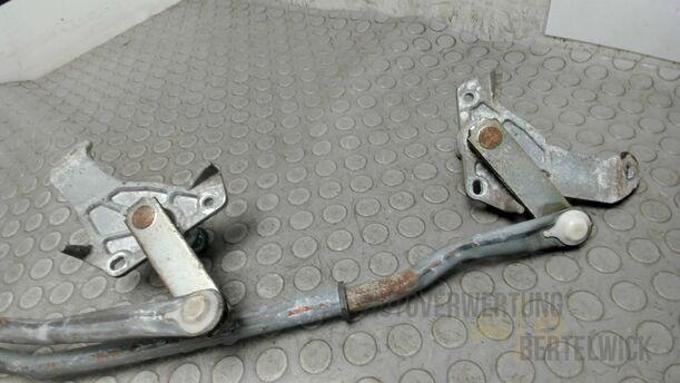 Foto: SCHEIBENWISCHERGESTÄNGE VORNE eines Mazda MPV 2.0 TD