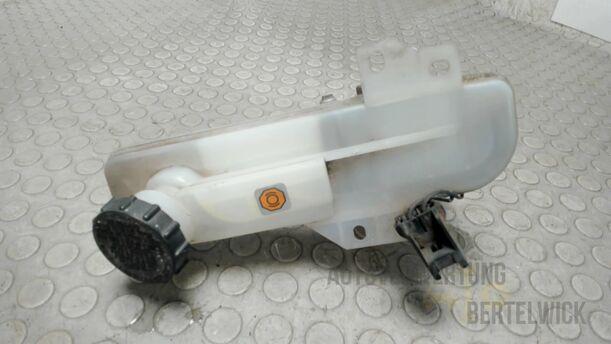 Foto: HAUPTBREMSZYLINDER eines Mazda MPV 2.0 TD