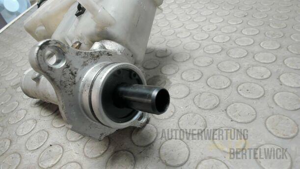 Foto: HAUPTBREMSZYLINDER eines Mazda MPV 2.0 TD