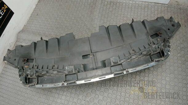 Foto: KÜHLERGRILL eines Mazda MPV 2.0 TD